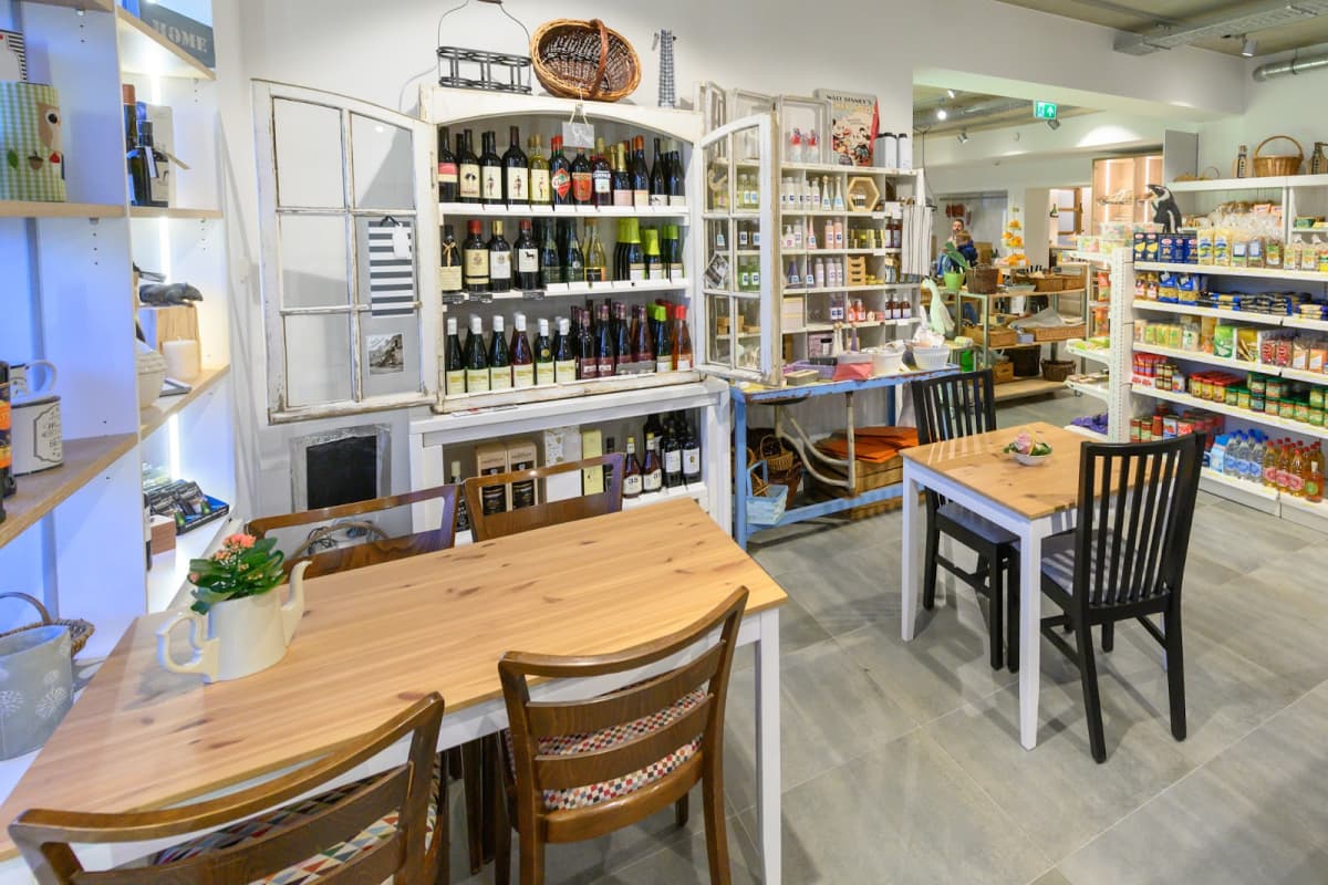 Une épicerie qui cache bien des choses - 5