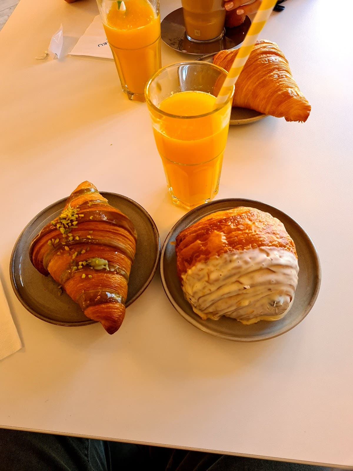 Café & Croissant - 4