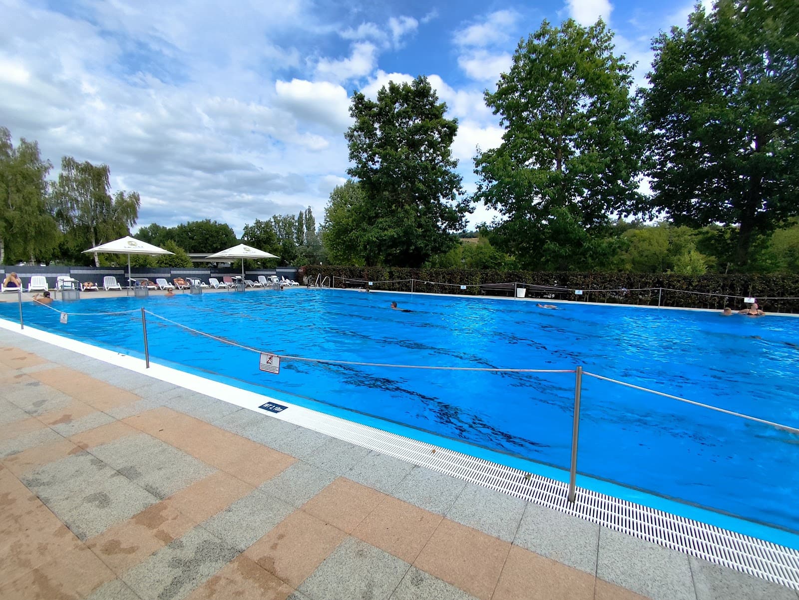 La piscine extérieure au coeur du camping Echternacherbrück - 10
