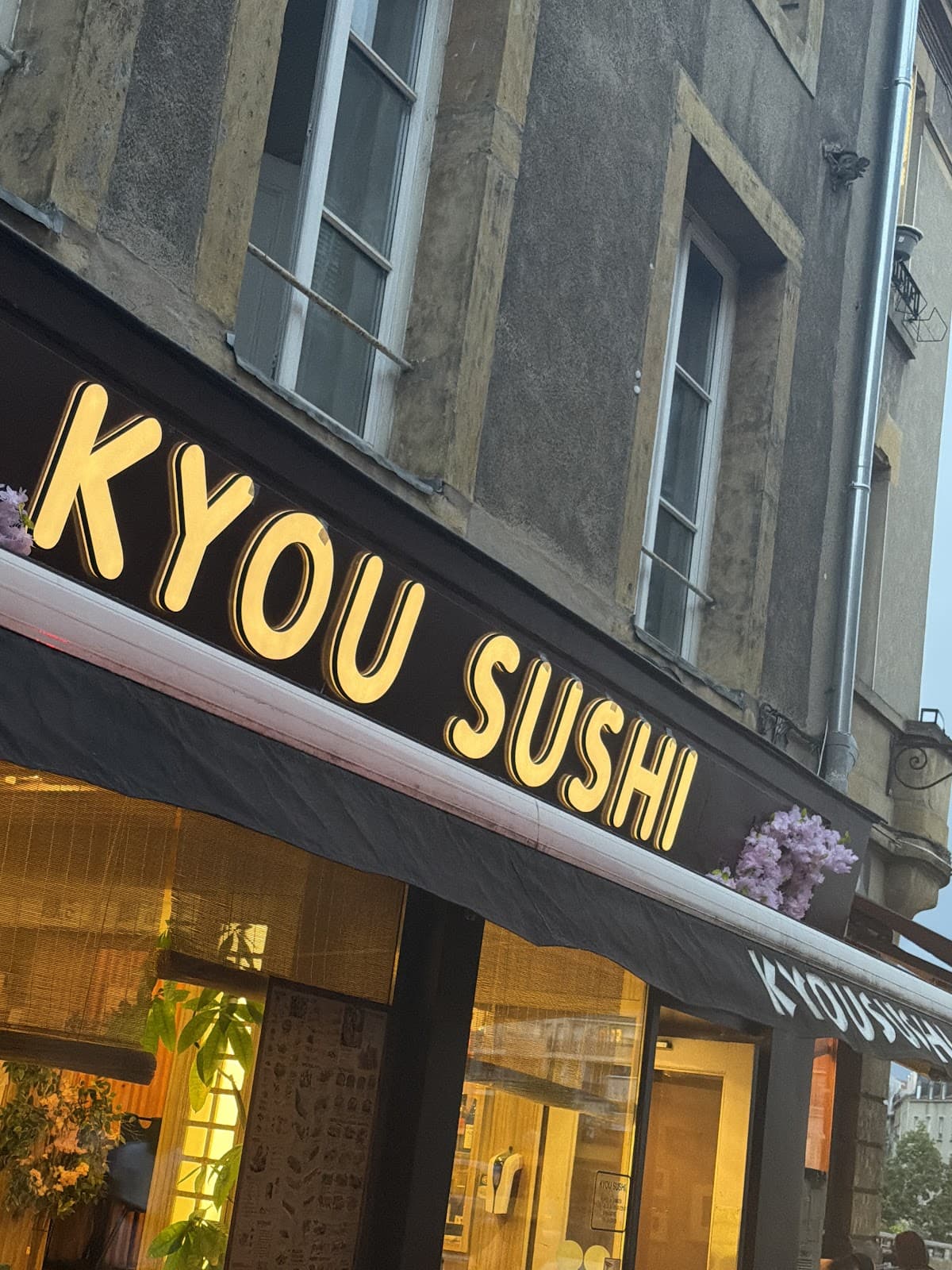 On commande un bâteau de sushis ? - 6