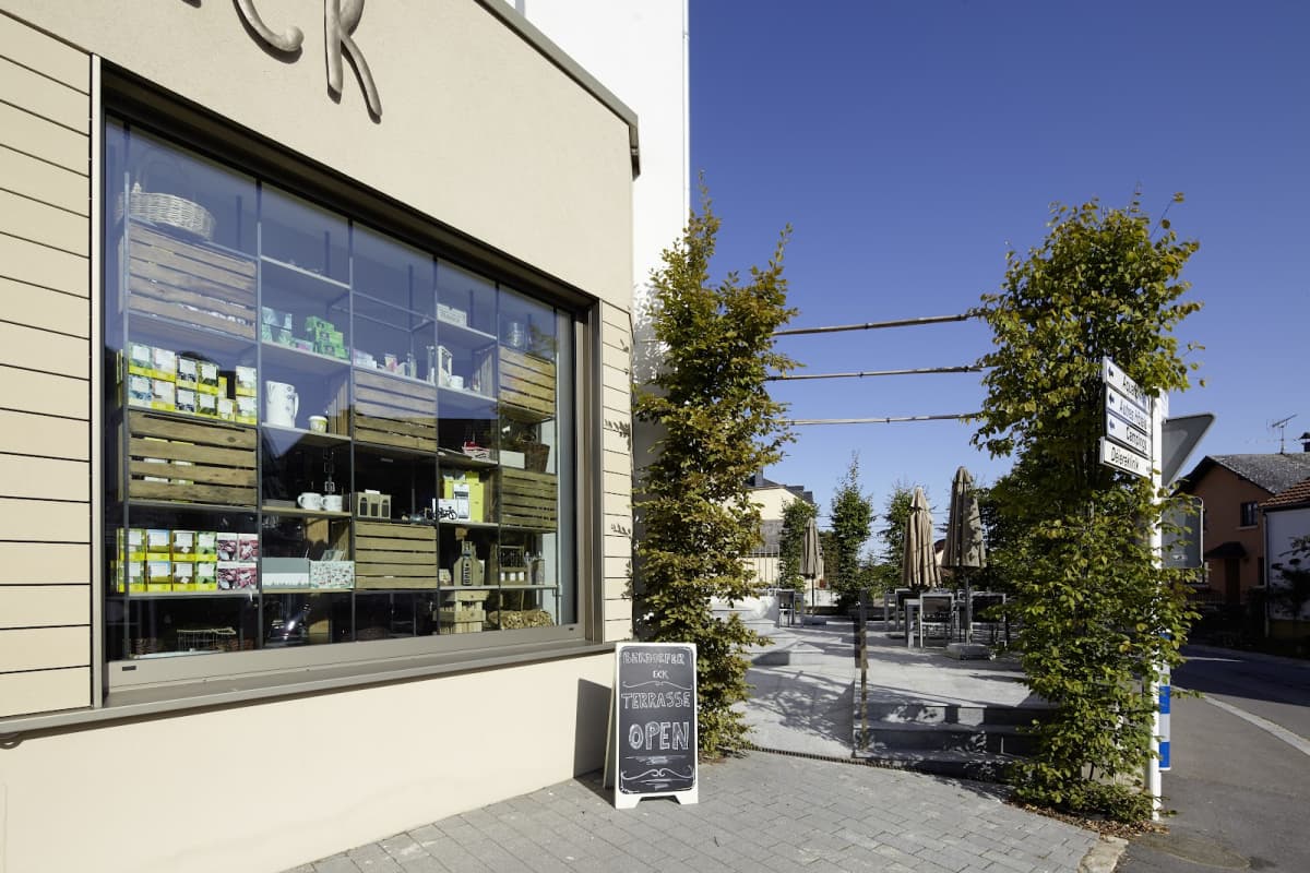 Une épicerie qui cache bien des choses - 2