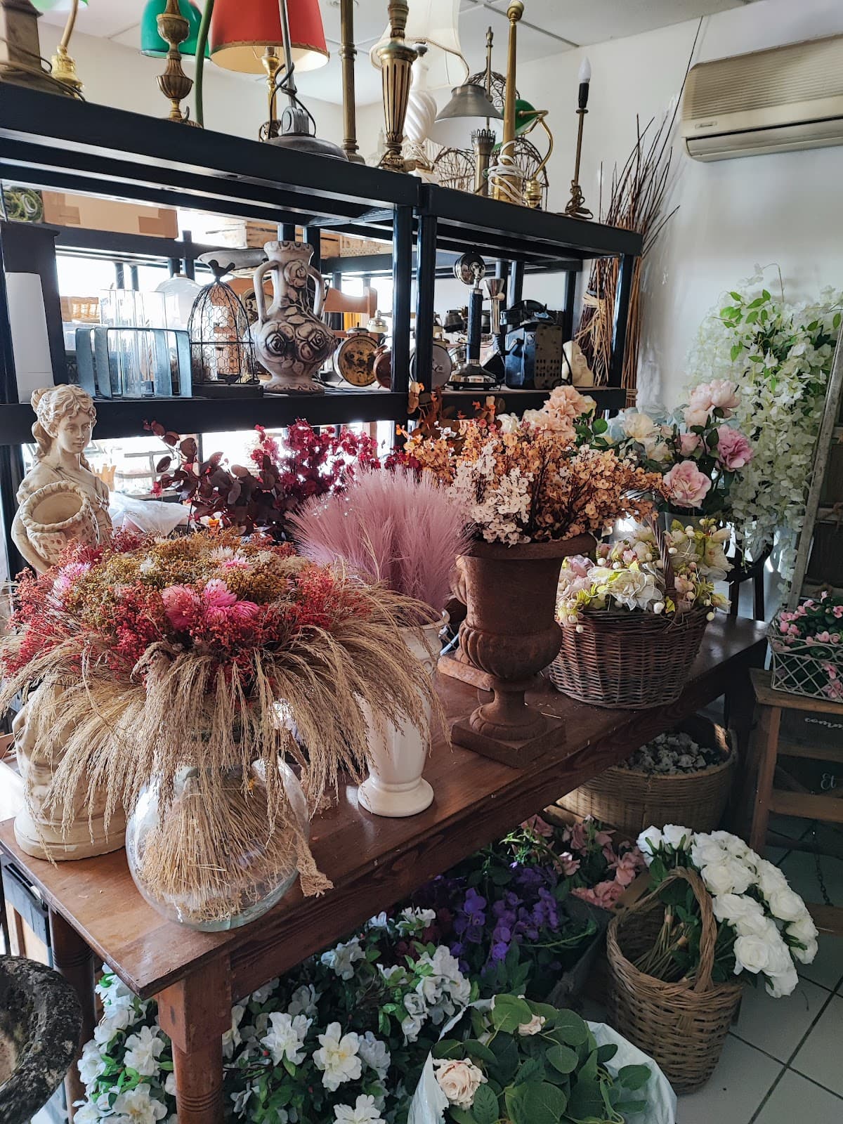 Kevin La Brocante, vintage items and event decor - 7