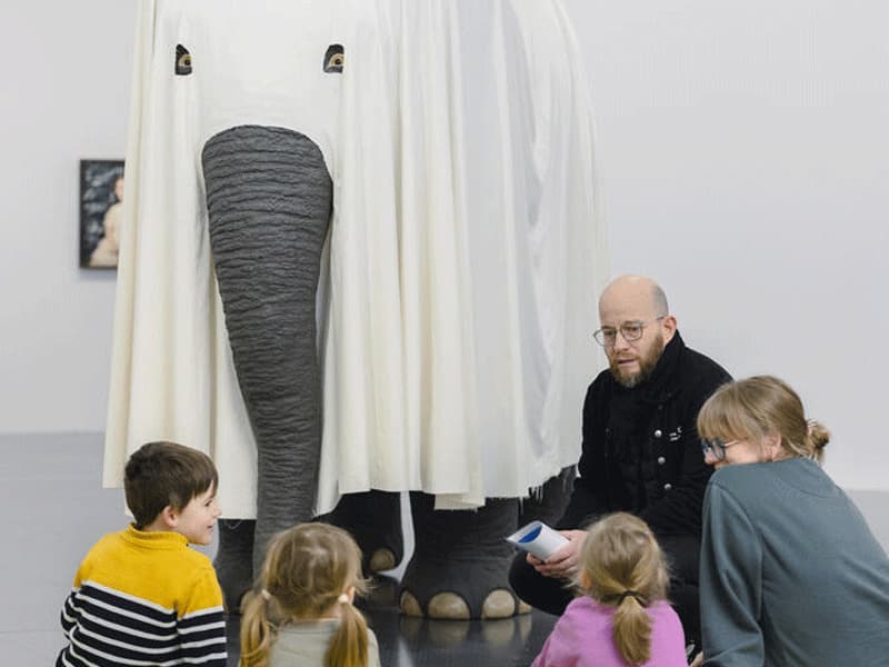 Visite en famille A comme artiste, B comme beau... D comme
