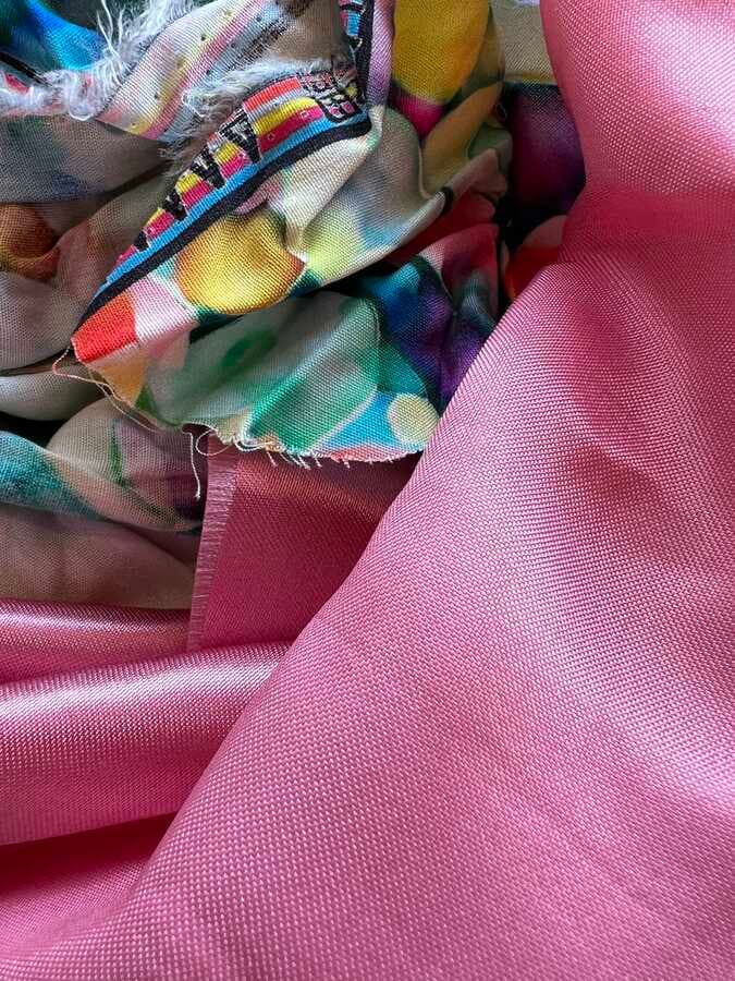 Dyeing silk