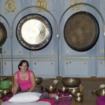 Voyage sonore avec des bols chantants avec Marie-Anne Stark