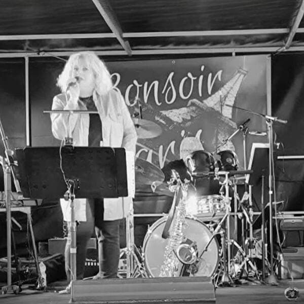 "Bonsoir Paris" at the Guinguette