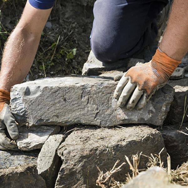 Atelier de construction en pierre sèche