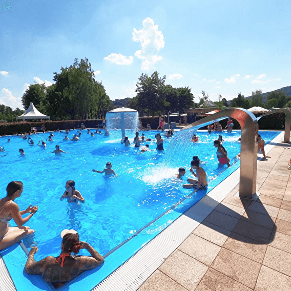 La piscine extérieure au coeur du camping Echternacherbrück
