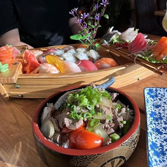 On commande un bâteau de sushis ? - 1