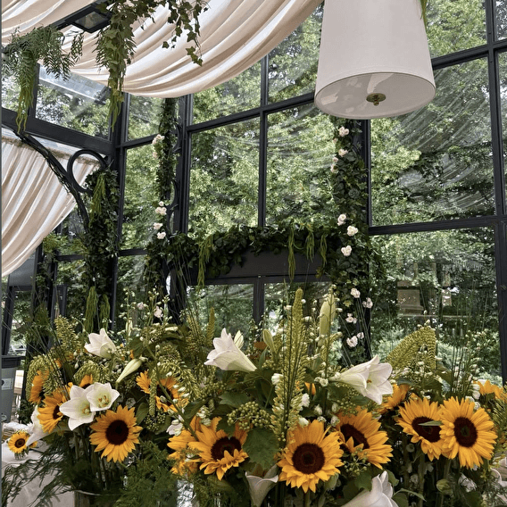Gourmet break under a glass roof