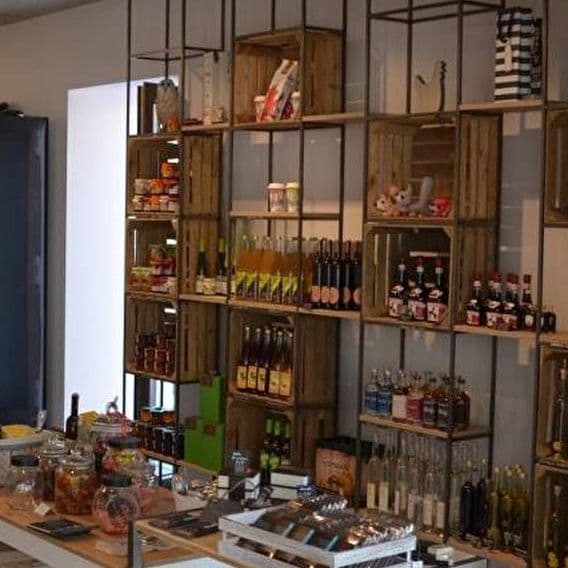 Une épicerie qui cache bien des choses