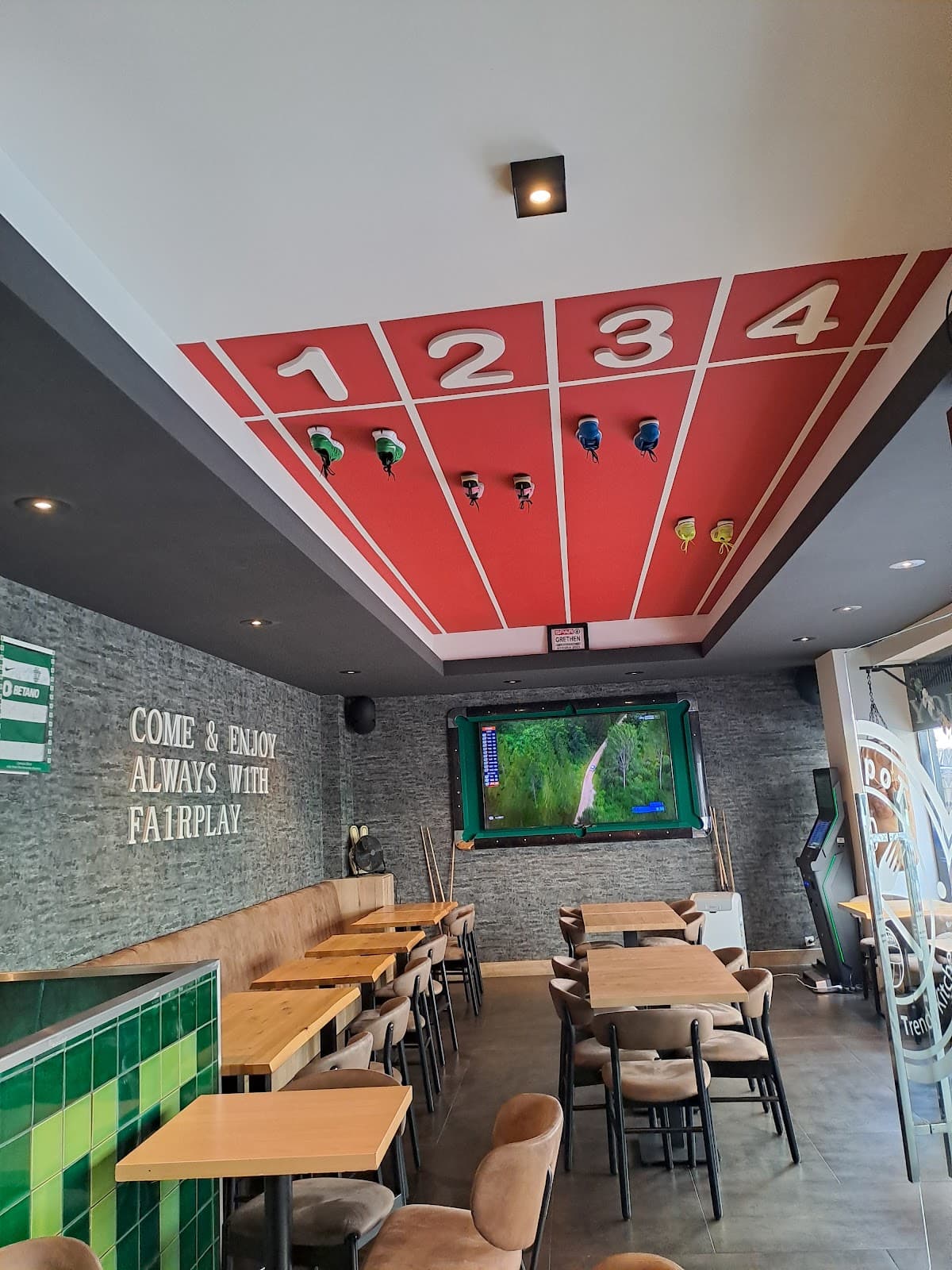 A good restaurant with beautiful screens - 6