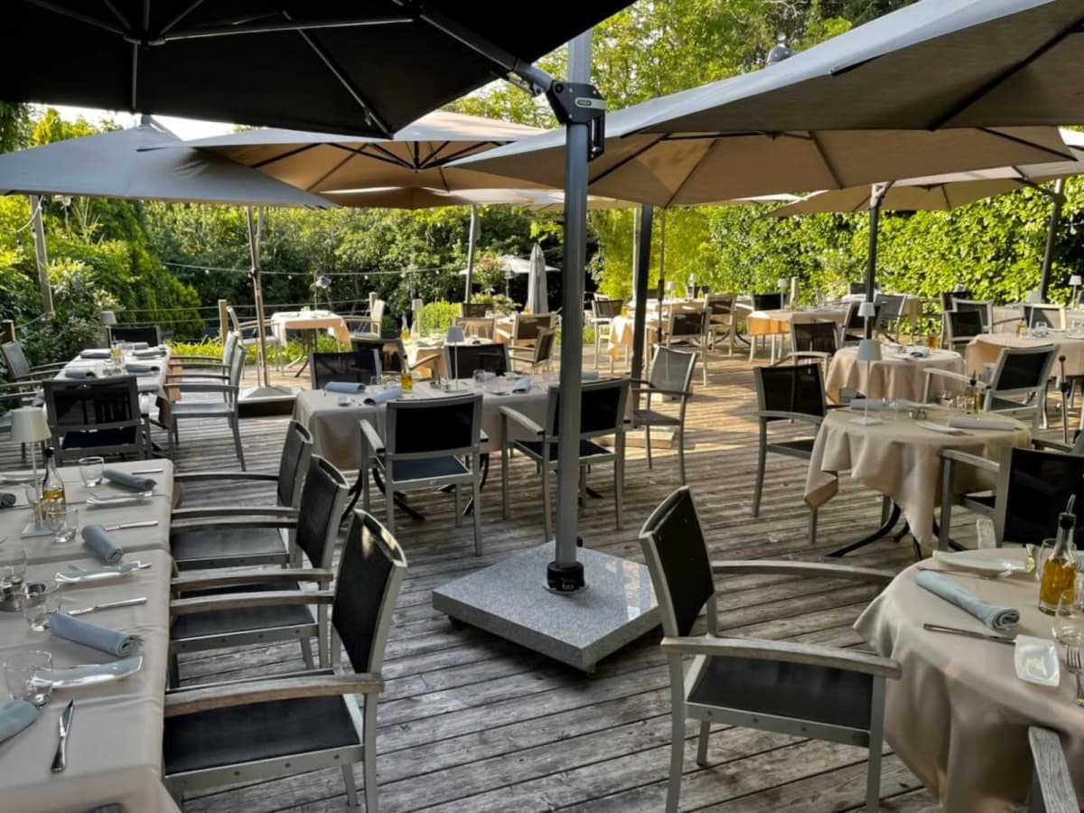 A Lunch or Dinner in a City Garden - 4