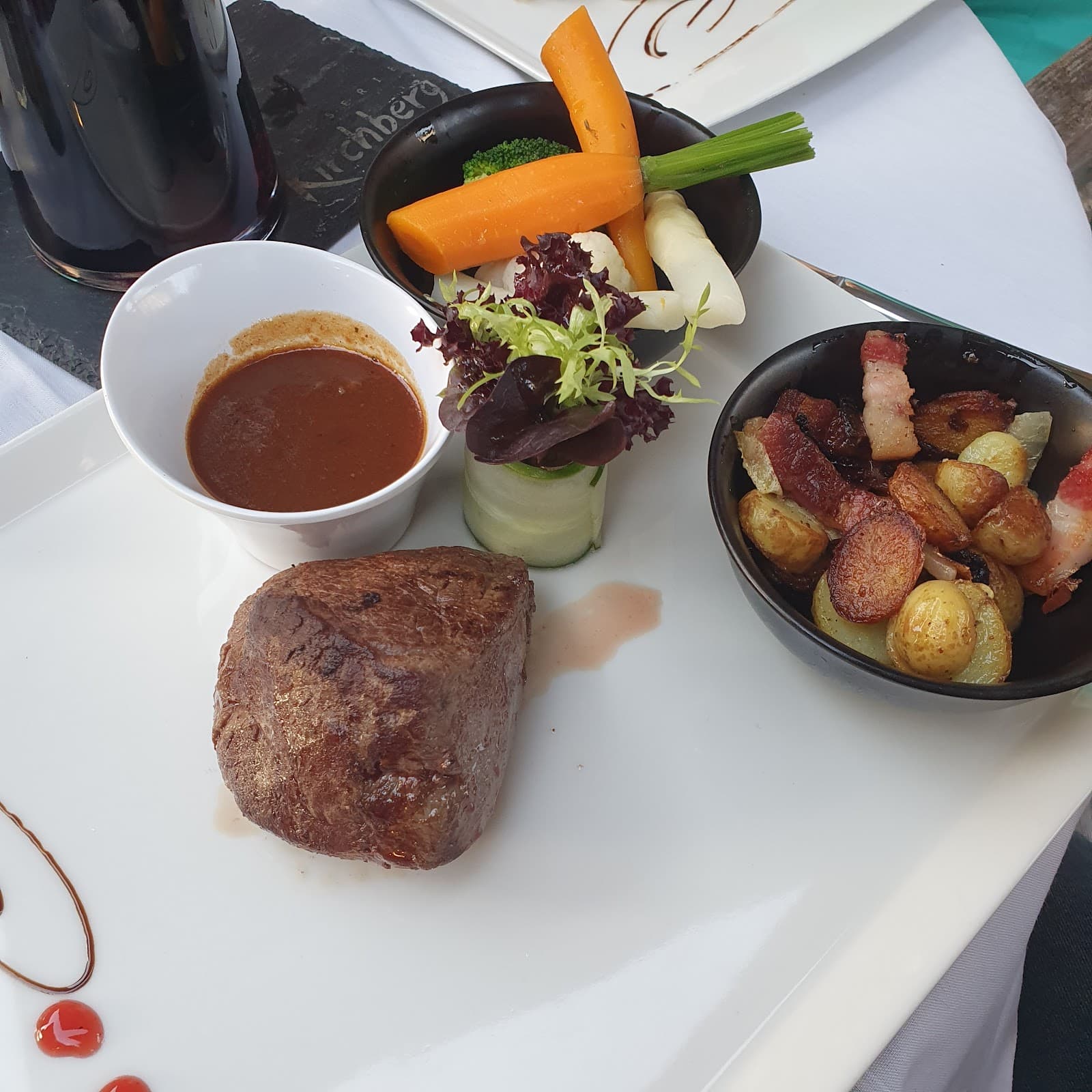 A Lunch or Dinner in a City Garden - 9