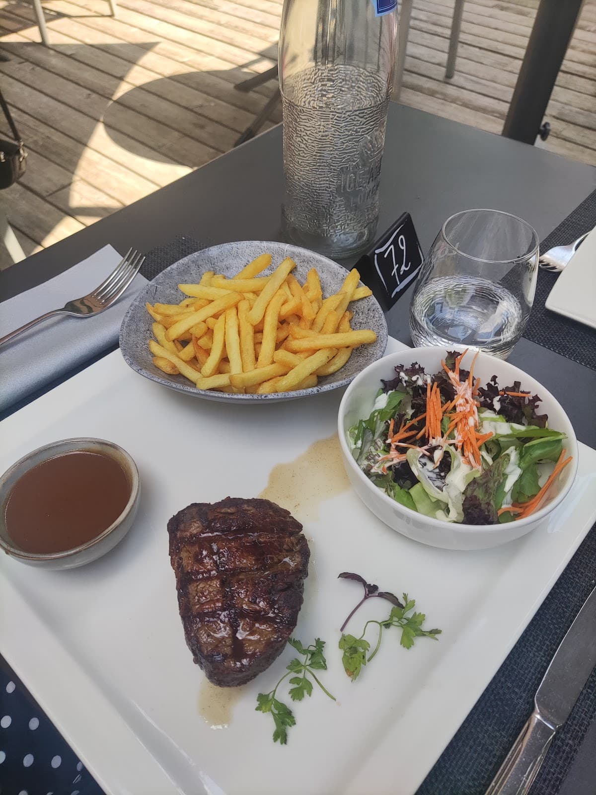 A Lunch or Dinner in a City Garden - 7
