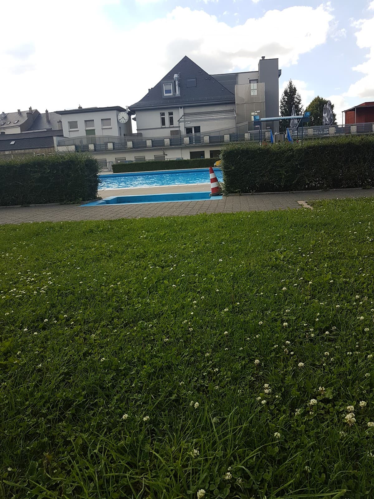 Outdoor swimming pool in Dudelange - 10
