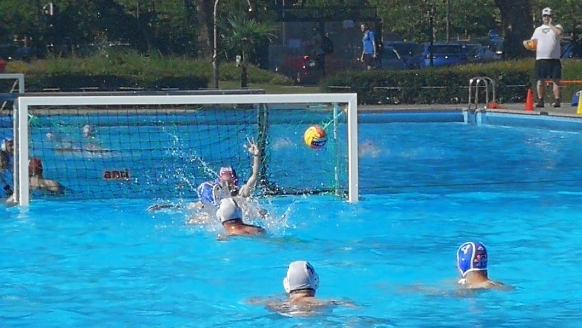 Outdoor swimming pool in Dudelange - 8