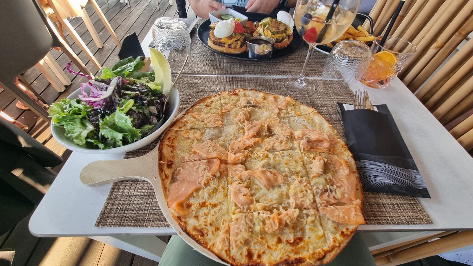 Un petit restaurant bordé de verdure - 6