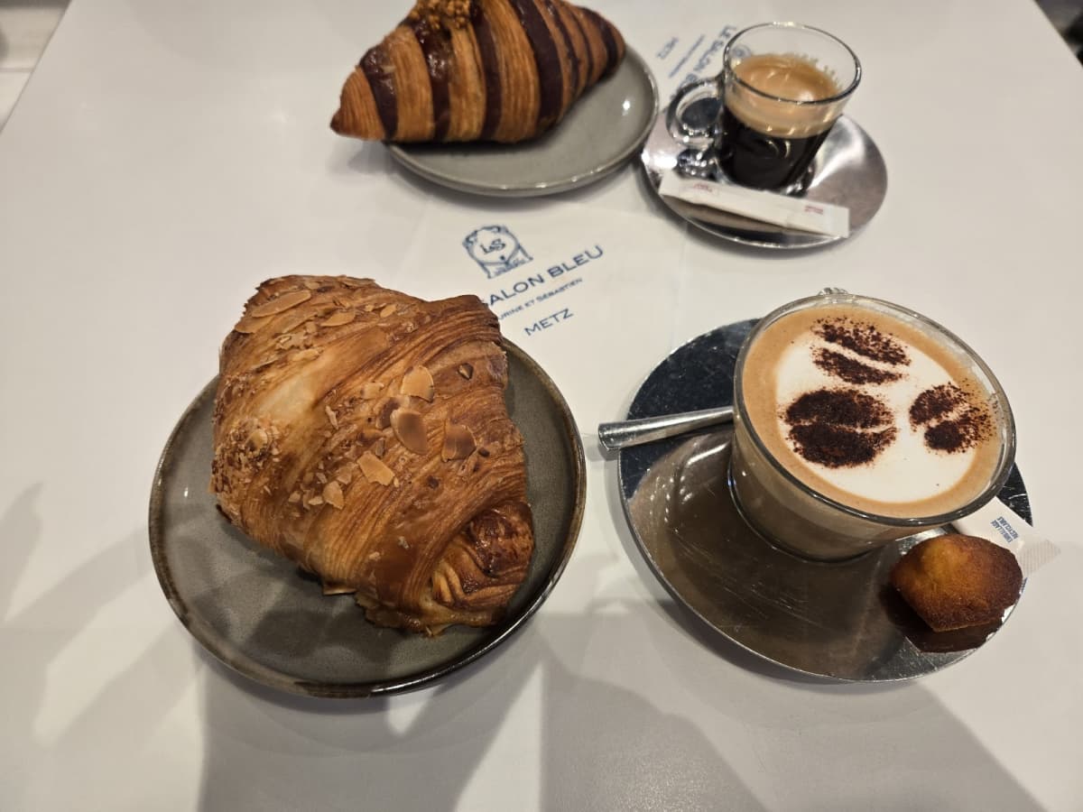 Café & Croissant - 8