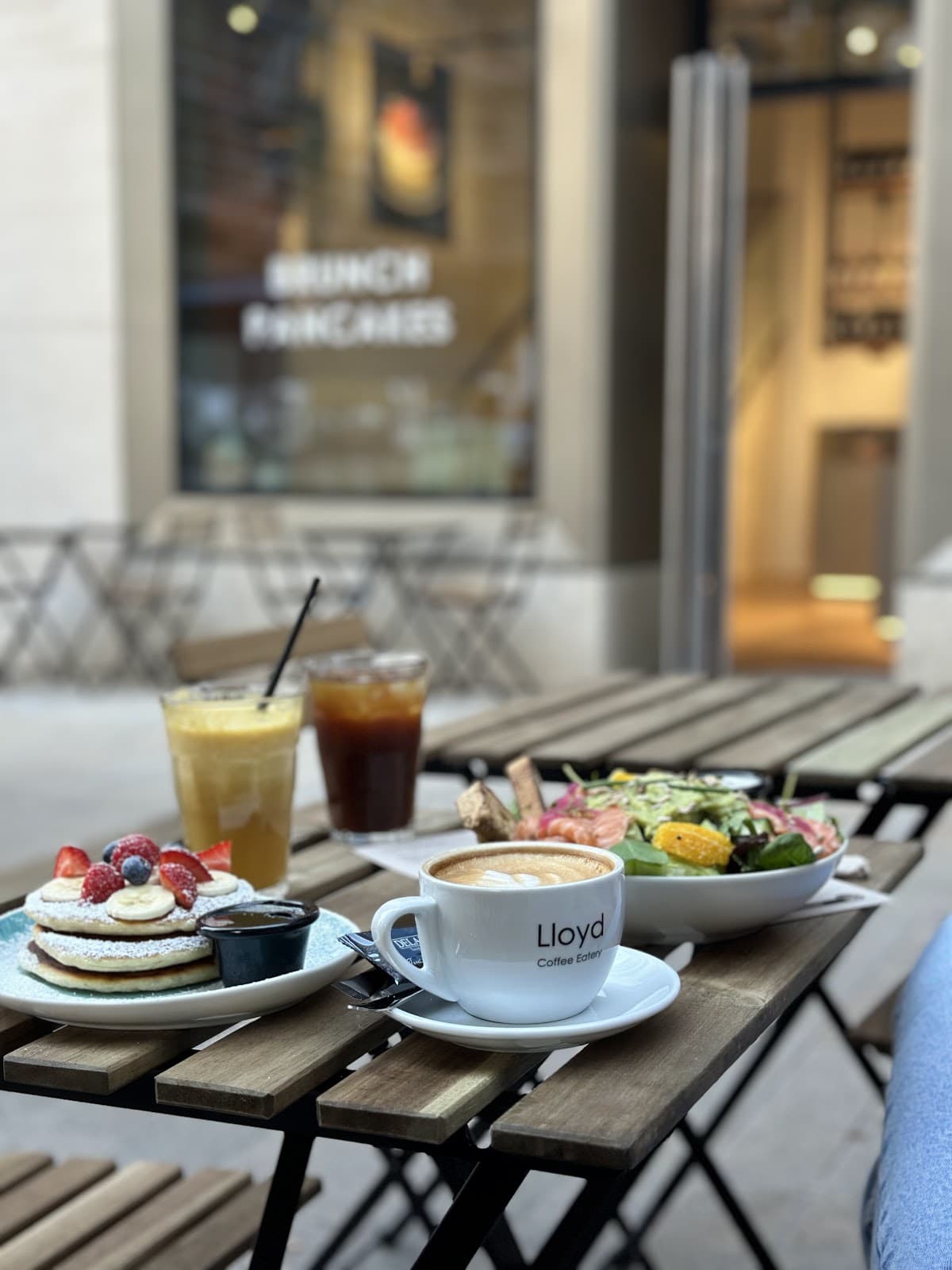 Lloyd Coffee Eatery: Trendy Coffee Shop in Luxembourg City - 3