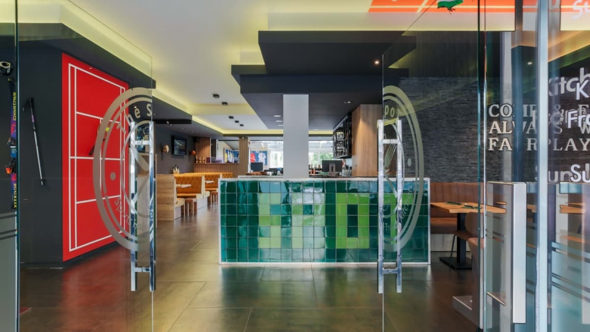 A good restaurant with beautiful screens - 2