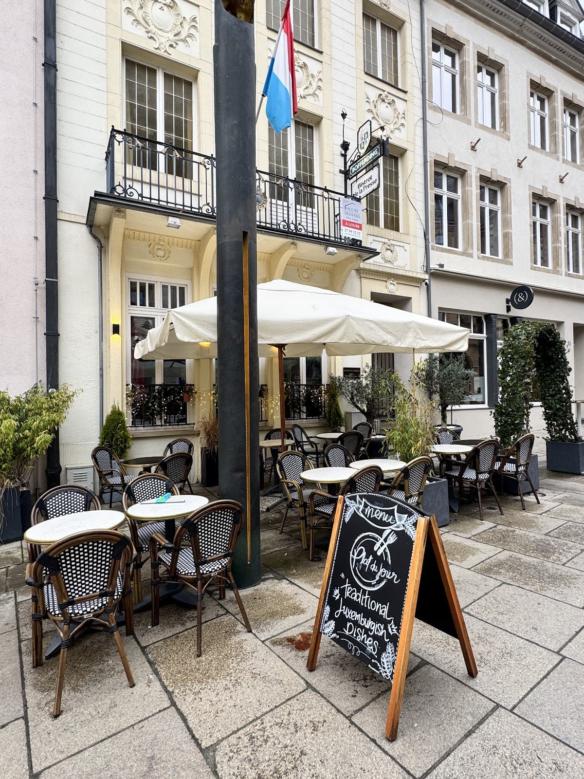 Period bistro ambiance at Bistrot de la Presse - 18