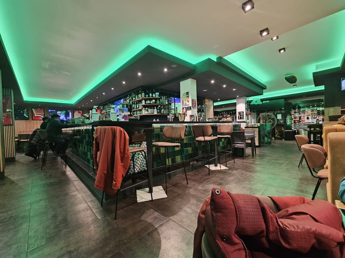 A good restaurant with beautiful screens - 7
