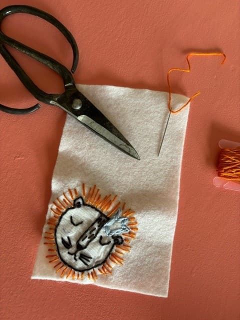 Atelier | Fabrication de broches. Broderie à l'ancienne