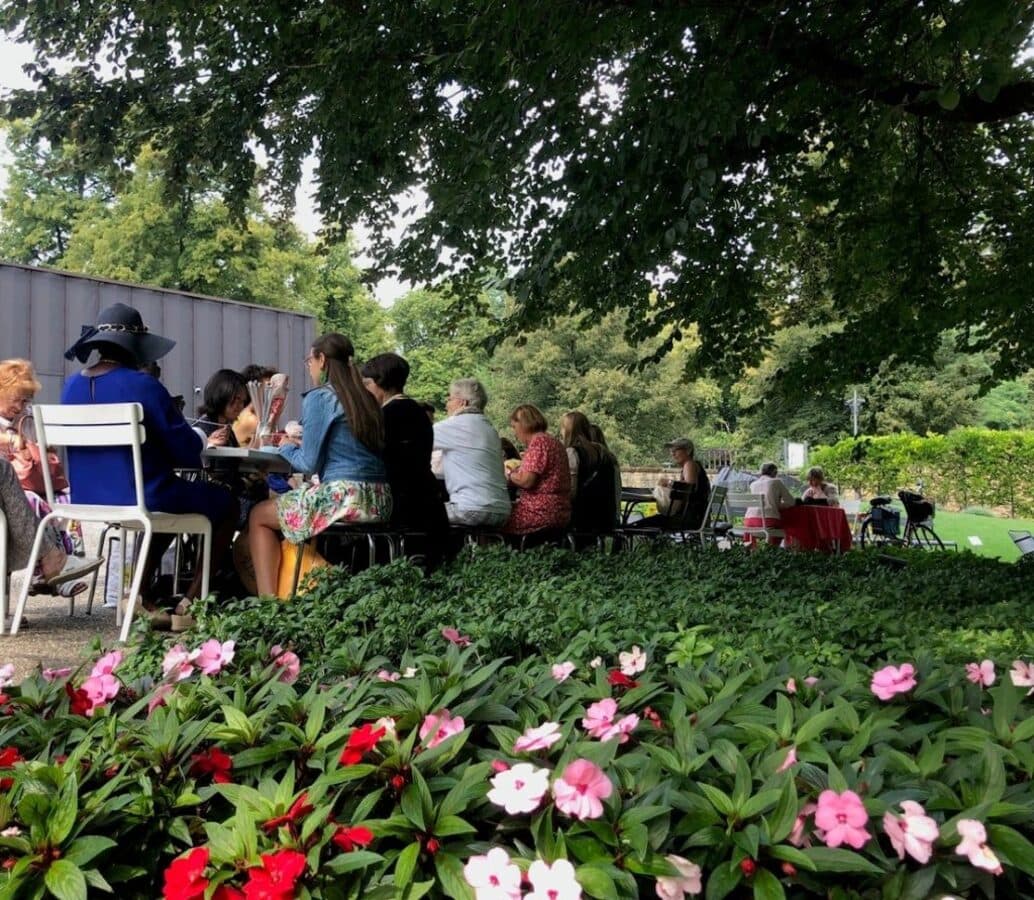 Villa Plage: Knitting on the Grass