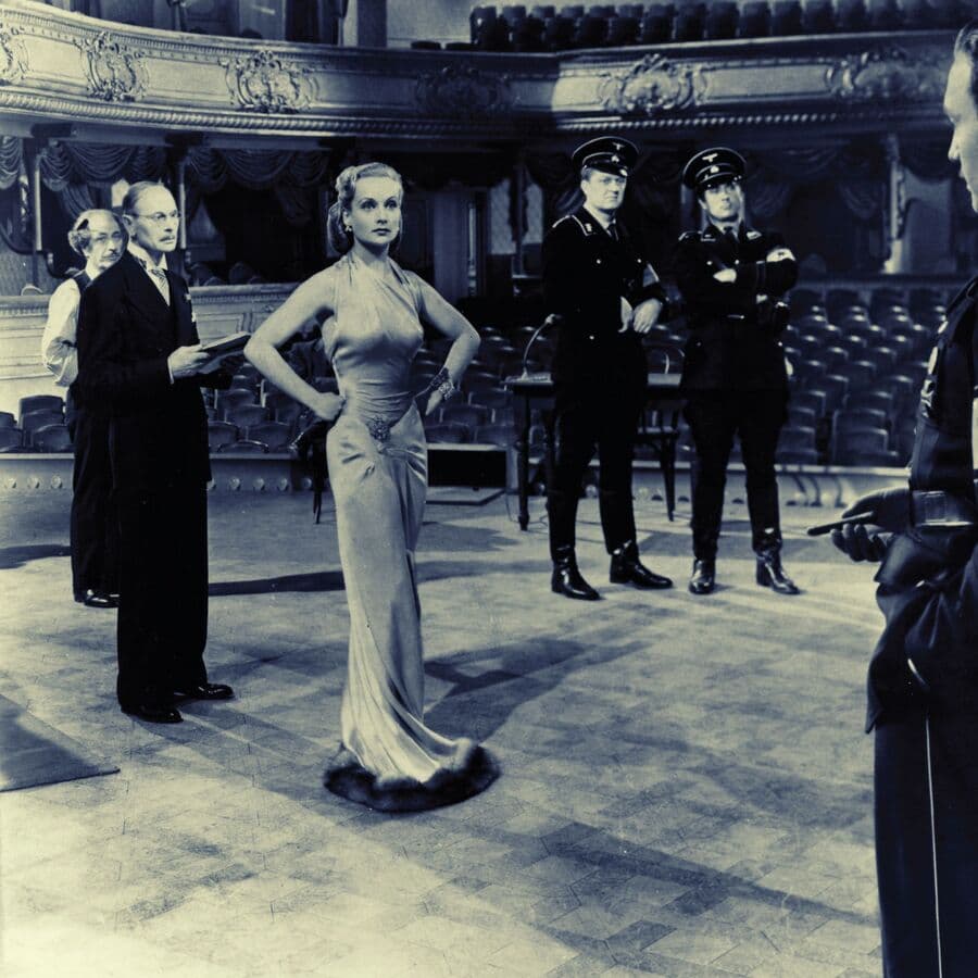 To Be or Not to Be - Theatre