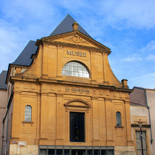 Visits “One Hour, One Room” at the Museum