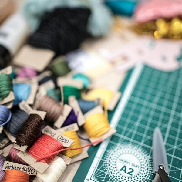 Atelier textile : entre fils et univers de couleurs