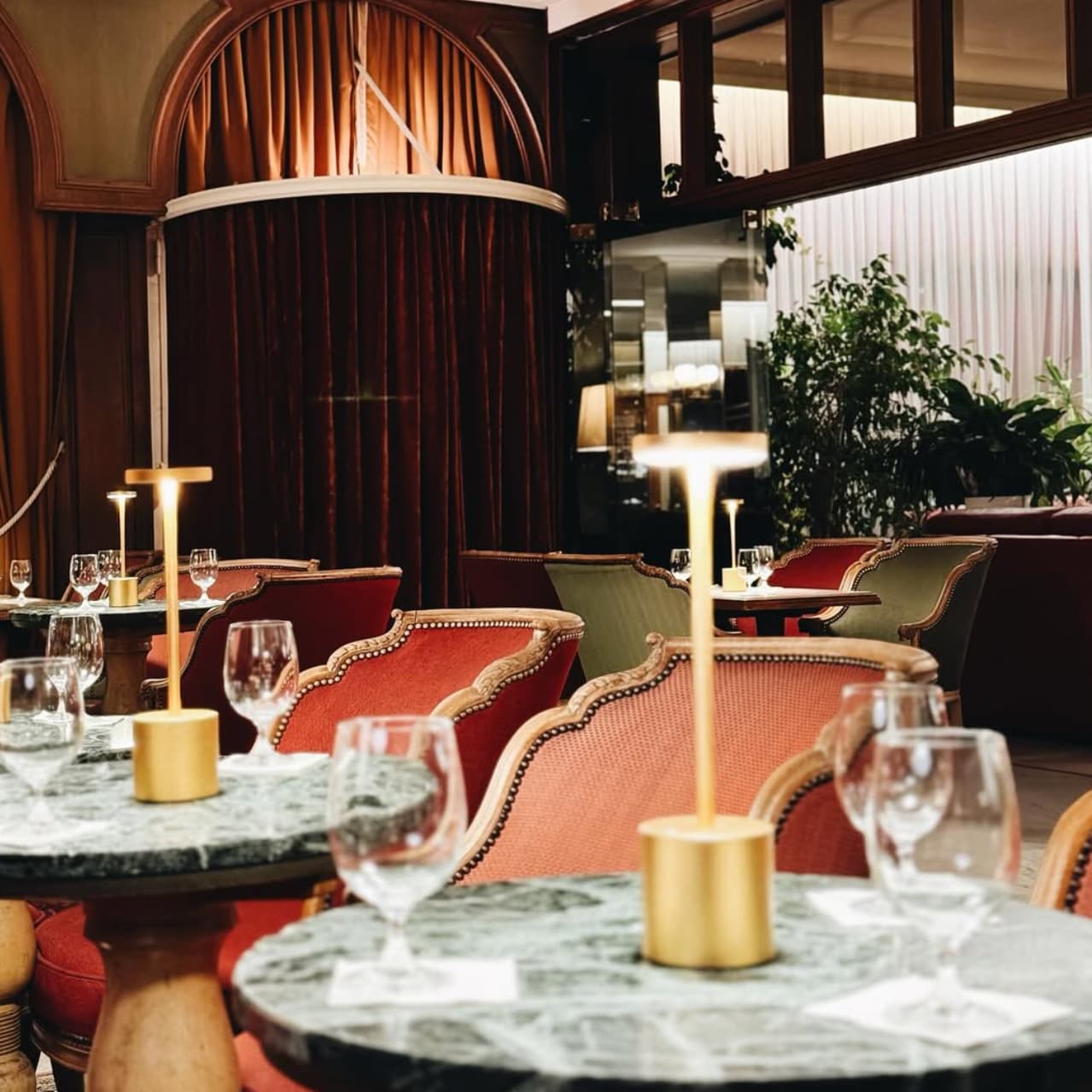 Trianon à Luxembourg : un bar à cocktails vintage au charme intemporel - 1