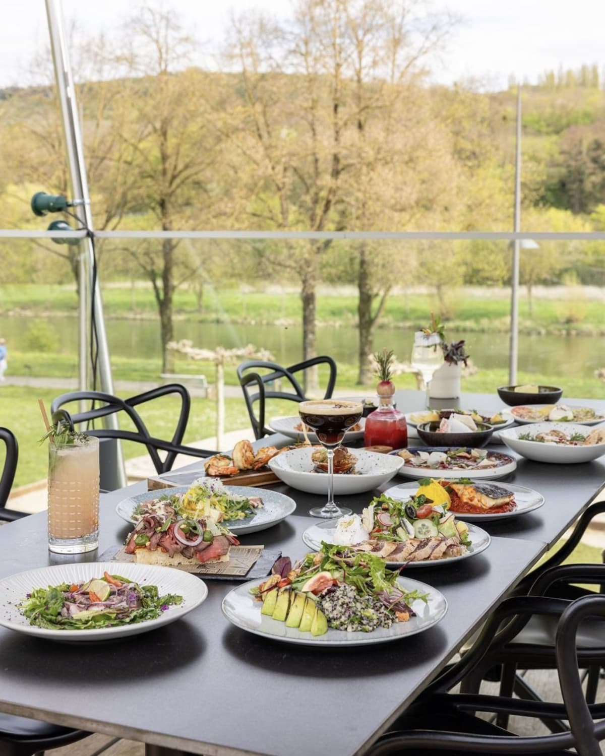 Bistro Quai: a terrace between vineyards and river - 2