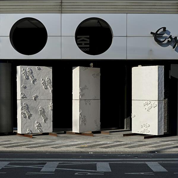 Merci Monoliths d'Eric Schumacher